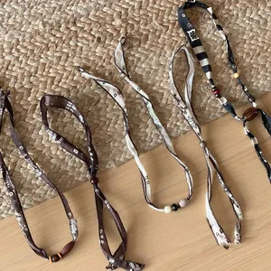 Set di eleganti collane etniche vintage in tessuto e perline in vari colori e stili