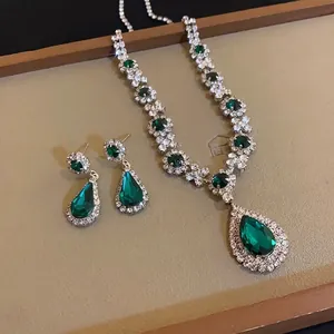 Set di gioielli di lusso francese con cristalli a goccia verde smeraldo, collana e orecchini