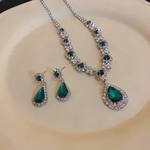 Elegante set di gioielli a goccia verde smeraldo con collana e orecchini a perno