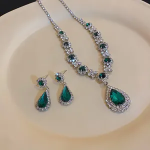 Dettaglio parure collana e orecchini con goccia verde smeraldo e strass
