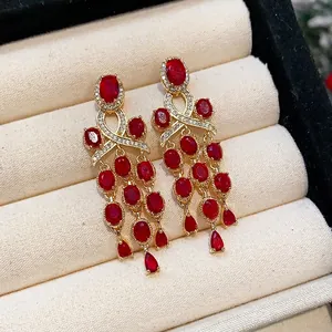 Boucles d'oreilles vintage dorées avec d'élégantes pierres de zircon rouges
