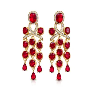 Boucles d'oreilles élégantes style palais avec zircons rouges et pampilles dorées