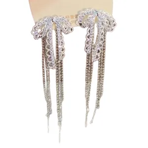 Eleganti orecchini a perno con fiocco di strass argentati e lunghe nappe per donna
