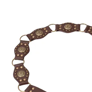 Cintura vintage in pelle marrone con borchie metalliche e catena a anelli in stile boho
