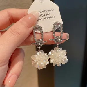 Elegante Ohrhänger mit Silberstift, Glitzersteinen und weißen Blütenclustern für Damen