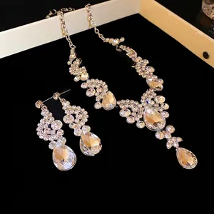 Elegante Set Collana e Orecchini in Lega con Strass a Forma di Ventaglio e Goccia per Donna Accessorio Gioielli per Occasioni Formali di Lusso