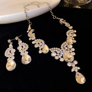 Elegante set di gioielli con collana e orecchini con strass a goccia d'acqua a forma di ventaglio