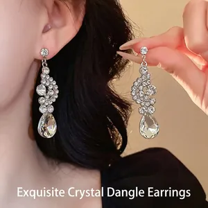 Eleganti orecchini a goccia in strass argento con un raffinato design a ventaglio.