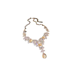 Elegante collana a ventaglio con strass e goccia di cristalli su fondo bianco puro
