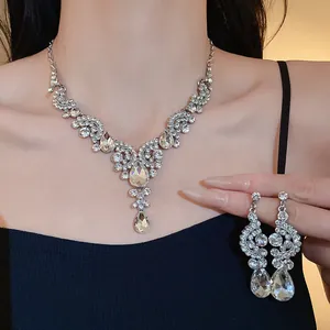 Dettaglio elegante del set collana e orecchini a goccia a ventaglio con strass chiari