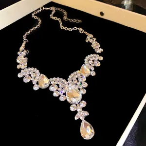 Vista dettagliata di un'elegante collana in argento con strass a goccia su velluto