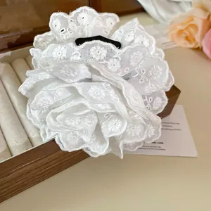 Elegante witte stoffen haarclip met kanten bloemen en fijn borduurwerk voor damesmode