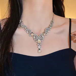 Vista dettagliata di un'elegante collana in cristallo argento a goccia