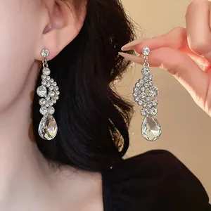 Vista dettagliata di eleganti orecchini a goccia con strass a forma di ventaglio