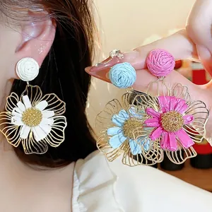 Elegante Raffia-Blumenohrringe mit S925 Silbersteckern für den Sommerurlaub.