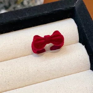 Eleganter verstellbarer Ring mit roter Samtschleife in einer luxuriösen Schmuckschatulle