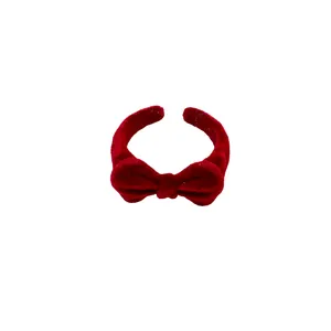 Eleganter roter Ring mit beflockter Schleife für Damen im luxuriösen Samt-Design.
