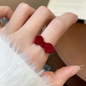 Detailansicht eines roten Vintage-Bogenrings aus Beflockung für Damen, weiche Textur.