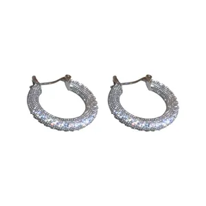 Coppia di orecchini a cerchio vintage color argento con cristalli pavé scintillanti