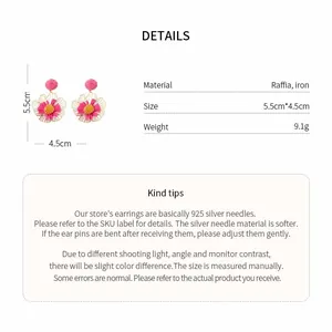Detaillierte Produktspezifikationen für handgefertigte rosa Raffia-Blumenohrringe mit 925 Silber.