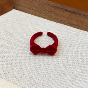 Nahaufnahme eines roten beflockten Schleifenrings mit Samttextur und Retro-Ästhetik-Design