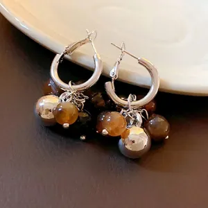 Orecchini a cerchio vintage con perle in resina e sfere metalliche su perni argento
