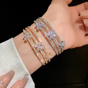 Lussuoso bracciale aperto multistrato con fiori in zircone marquise in oro e argento