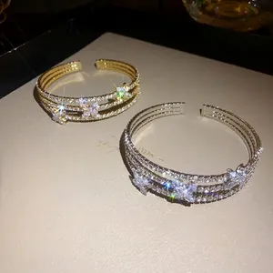 Eleganti bracciali rigidi aperti con fiori in zircone e strass oro e argento