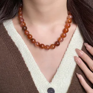 Gros plan d'un élégant collier de perles vintage à effet tourbillonnant en choker