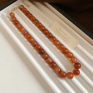 Vue détaillée exquise de perles marbrées de style vintage sur un plateau d'exposition