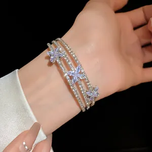 Primo piano di un elegante bracciale a fiore in zircone argento sul polso
