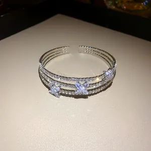 Vista dettagliata di un bracciale aperto multifila con scintillanti fiori di zircone