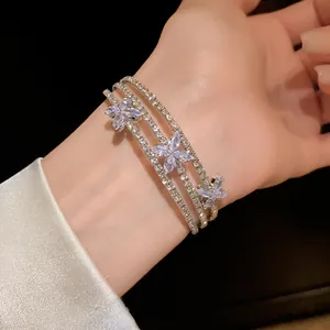 Dettaglio di un bracciale a tre file in argento con tre fiori di zircone molto scintillanti
