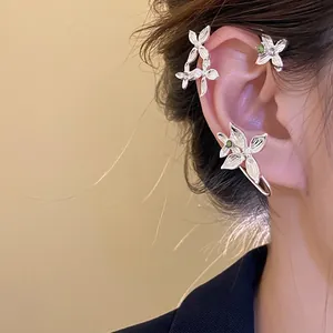 Boucles d'oreilles à Clipser Vintage en Alliage en Forme de Fleur Incrustées de Strass Couleur Argent pour Femmes Design de Niche Bijoux à la Mode Accents de Pierre Verte