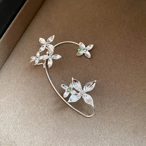Manchette d'oreille élégante argentée avec motifs floraux scintillants et cristaux verts