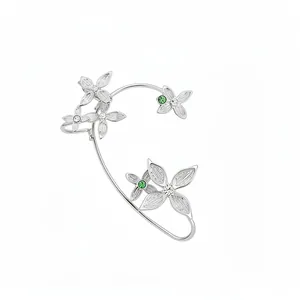Manchette d'oreille fleurie en argent avec strass verts et transparents scintillants