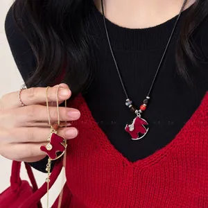 Elegante beflockte rote Schaukelpferd-Halskette mit Zirkon für Sternzeichen-Pulloverkette.
