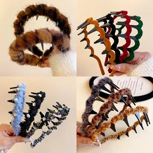Details of toothed headbands in faux fur, velvet, and pearl tweed styles for women
