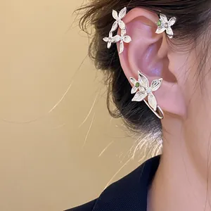 Gros plan détaillé d'un earcuff floral argenté orné de cristaux et strass brillants