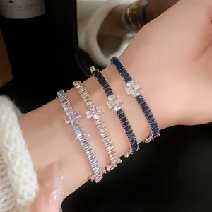 Detailansicht eleganter koreanischer Zirkonia-Blumenarmbänder in verschiedenen Farben am Handgelenk