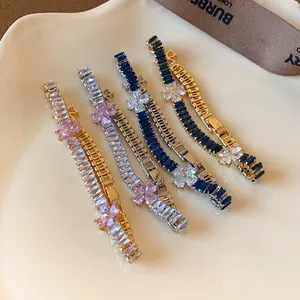Elegante Blumenarmbänder mit Zirkonia im Baguetteschliff in Gold- und Silbertönen