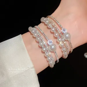 Elegante bracciale aperto multistrato con perle lucenti e strass scintillanti