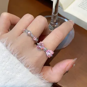 Elegante set di anelli regolabili con cuori rosa e fiocchi di cristallo per donna