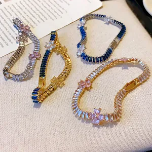 Elegante Zirkonia-Blumenarmbänder in Gold und Silber mit bunten, funkelnden Steinen.