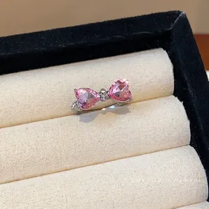 Elegante anello regolabile argento con pietre a cuore rosa e design a fiocco per donna