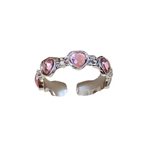 Elegante anello aperto in argento con pietre rosa a forma di cuore e design strutturato