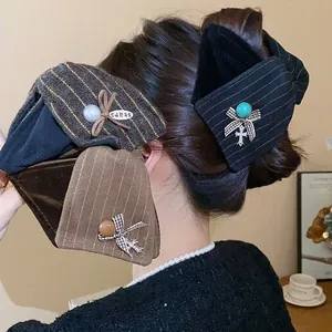 Grande Pince à Cheveux Triangle en Tissu avec Nœud Rayé Fait à la Main Luxe Rétro Accessoire Cheveux pour Femmes