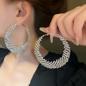 Primer plano detallado de pendientes de aro de luna con diamantes de imitación en modelo