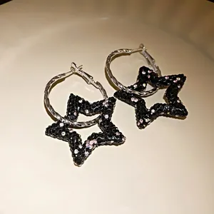 Orecchini a cerchio con stella in strass scintillanti, design elegante nero e argento
