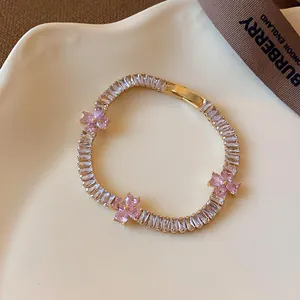 Nahaufnahme eines eleganten Zirkonia-Armbands mit rosa Blumen und klaren Kristallen
